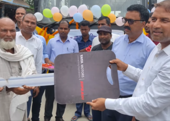 कोशीका श्री राष्ट्रिय माध्यमिक विधालय सोभनपुरलाई बस हस्तान्तरण