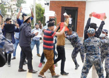 प्रधानमन्त्रीको सरकारी निवास बालुवाटार बाहिर प्रदर्शनमा उत्रिएका नेविसंघका नेता प्रहरीको नियन्त्रणमा