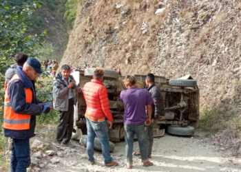 एमाले नेताहरू चढेको गाडी काभ्रेमा दुर्घटना हुँदा ११ जना घाइते
