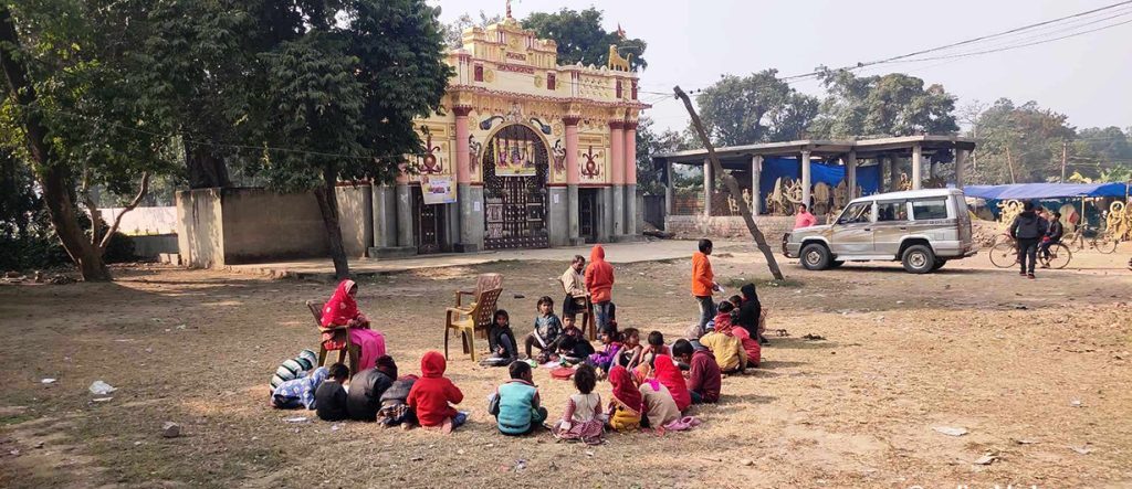 विद्यालय भवन भत्काएर मन्दिर निर्माण, भवनको अभावमा विद्यार्थीलाई खुला चौरमा पठनपाठन