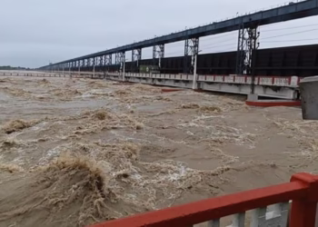 कोशी नदीमा पानीको बहाव बढ्दै, ३५ वटा ढोका खुल्ला